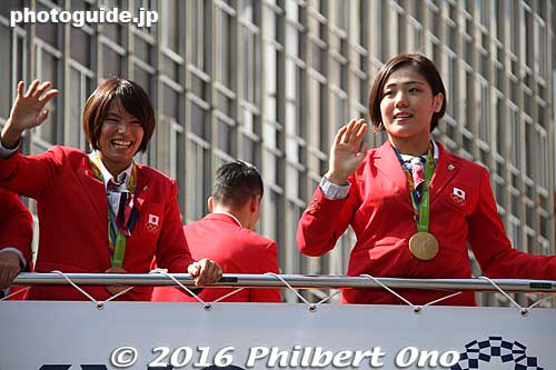 On the left is Kaori Matsumoto, judo bronze medalist in women's -57 kg. She was giving her trademark "beast" pose. On the right is Haruka Tachimoto, Japan's sole female judo gold medalist (70 kg) in Rio.
Keywords: tokyo chuo ginza nihonbashi Rio Olympic Paralympic medalists parade japansports