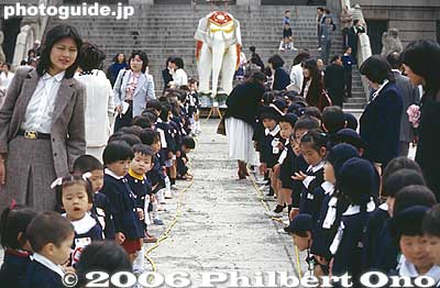 Many little kids held a long rope to pull the white elephant. 昔の築地本願寺の花まつり
Keywords: tokyo tsukiji honganji buddhist temple jodo shinshu hanamatsuri japanchild