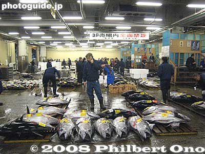 There is no map of the place so you may or may not find the tuna auctions. It's also easy to get lost in the market. This is the fresh fish tuna storage area.
Keywords: tokyo chuo-ku tsukiji fish market Metropolitan Central Wholesale Market