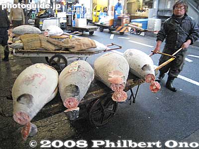 Hand-drawn cart, good for four fish.
Keywords: tokyo chuo-ku tsukiji fish market Metropolitan Central Wholesale Market frozen tuna