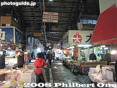 The fish is taken to the fish stalls in the market.
Keywords: tokyo chuo-ku tsukiji fish market Metropolitan Central Wholesale Market frozen tuna