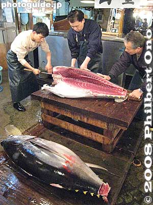 Cutting up a fresh fish. They use a long, sharp knife, and not a band saw.
Keywords: tokyo chuo-ku tsukiji fish market Metropolitan Central Wholesale Market frozen tuna