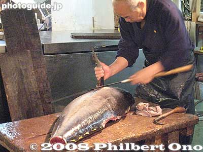 I wonder how long it takes to be able to cut up a giant tuna.
Keywords: tokyo chuo-ku tsukiji fish market Metropolitan Central Wholesale Market frozen tuna