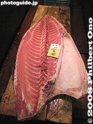 The tuna flesh between the rib-like bones is also choice meat. It is scraped off with a spoon.
Keywords: tokyo chuo-ku tsukiji fish market Metropolitan Central Wholesale Market frozen tuna