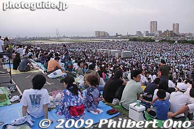 And you think your largest soccer stadium can hold a lotta people. Come see here.
Keywords: tokyo edogawa-ku ward fireworks hanabi crowds