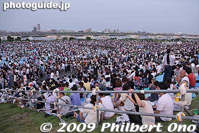 People are spread out along the riverbank of Edogawa River. Held on the first Sat. of Aug. at 7:15 pm to 8:25 pm. If weather is bad, it is held on the next day
Keywords: tokyo edogawa-ku ward fireworks hanabi crowds