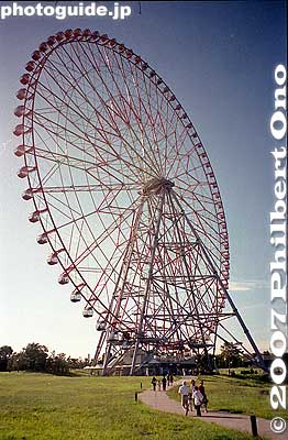 Kasai Rinkai Park ferris wheel. Distorted by wide-angle lens. (It does not lean like that.)
Keywords: tokyo edogawa-ku ward kasai rinkai park koen ferris wheel
