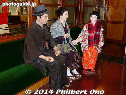 Judging from theor clothing, they look to be a well-to-do family.
Keywords: tokyo edogawa-ku kasai subway metro museum railway train
