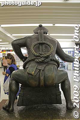 Back view. 
Keywords: tokyo edogawa-ku koiwa station train statue sculpture sumo yokozuna 