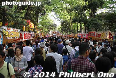 Crowded path to Okunitama Shrine.
Keywords: tokyo fuchu kurayami matsuri festival floats