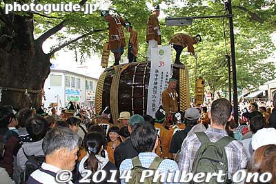 Giant taiko drum beating like the sound of dinosaur footsteps.
Keywords: tokyo fuchu kurayami matsuri festival floats