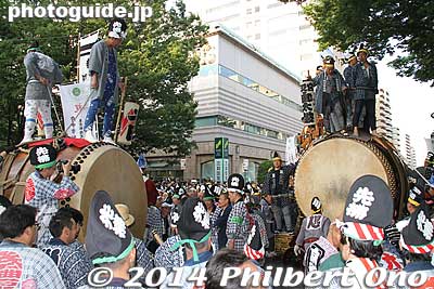 The largest taiko is made of bubinga wood. They even made another taiko from the wood carved out of this trunk. 
Keywords: tokyo fuchu kurayami matsuri festival floats taiko drummers