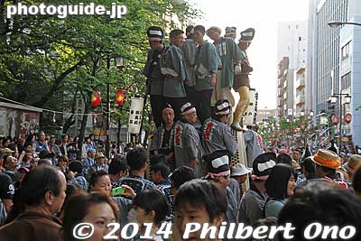 In the old days, they used to ram the taiko drums at each other. Since a bigger taiko was more advantageous, four neighborhoods sought to make the largest drum.
Keywords: tokyo fuchu kurayami matsuri festival floats taiko drummers