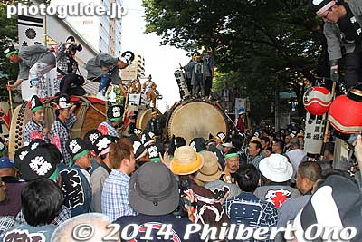That's how the taiko got bigger and bigger.
Keywords: tokyo fuchu kurayami matsuri festival floats taiko drummers