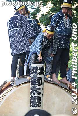 The taiko drums are beaten to purify the path for the mikoshi portable shrine.
Keywords: tokyo fuchu kurayami matsuri festival floats taiko drummers