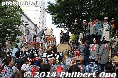 Keywords: tokyo fuchu kurayami matsuri festival floats taiko drummers