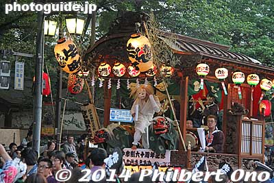 From 6 pm to 9 pm on May 4, 22 ornate wooden floats carrying musicians and dancers paraded on the street in front of the shrine (山車の巡行).
Keywords: tokyo fuchu kurayami matsuri festival floats