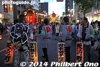 Each float was led by paper lantern bearers followed by people pulling the float.
Keywords: tokyo fuchu kurayami matsuri festival floats