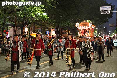 The floats later paraded on the tree-lined Keyaki road.
Keywords: tokyo fuchu kurayami matsuri festival floats
