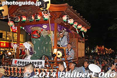 They play the flute (笛), shime-daiko drum (締太鼓), large taiko (大太鼓), hand bell (鉦), and wooden clappers (拍子木). The flutist is like the music conductor who directs the music.
Keywords: tokyo fuchu kurayami matsuri festival floats