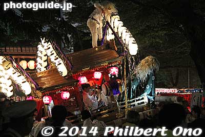 People cheer whenever they tilt this danjiri float.
Keywords: tokyo fuchu kurayami matsuri festival floats