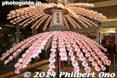 Mando flower umbrella displayed in a dept store.
Keywords: tokyo fuchu kurayami matsuri festival
