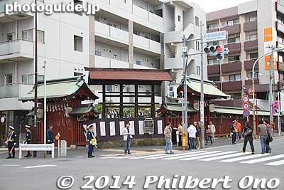 On May 5 at 6 pm, the festival climaxes with six large taiko drums followed by eight mikoshi portable shrines carried to the Otabisho, a short distance away pictured here.. 
Keywords: tokyo fuchu kurayami matsuri festival