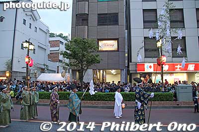 The formal procession started with some musicians.
Keywords: tokyo fuchu kurayami matsuri festival