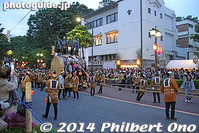 The giant taiko drums appeared again to purify the path for the mikoshi portable shrines.
Keywords: tokyo fuchu kurayami matsuri festival taiko drums