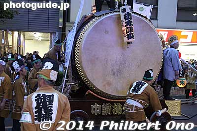 Watch the video to see how they beat the taiko.
Keywords: tokyo fuchu kurayami matsuri festival taiko drums