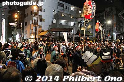 The action and crowds shift to the Otabisho seen in the background.
Keywords: tokyo fuchu kurayami matsuri festival mikoshi portable shrine