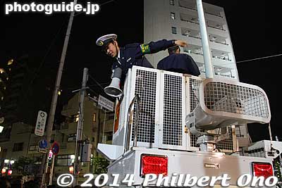 Police constantly warned people about stepping back.
Keywords: tokyo fuchu kurayami matsuri festival mikoshi portable shrine