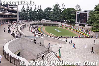 On the right is the paddock. (More paddock photos later.)
Keywords: tokyo fuchu race course horse racing 