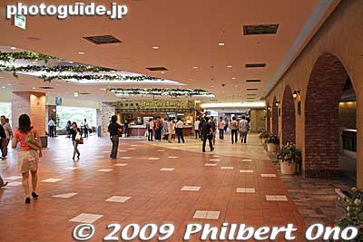 Inside Fuji View Stand. Very spacious and modern, the Tokyo Race Course is a huge facility not only for horse racing and betting, but also for family recreation and amusement.
Keywords: tokyo fuchu race course horse racing 