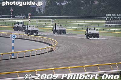 For the dirt track, trucks smooth the track.
Keywords: tokyo fuchu race course horse racing 