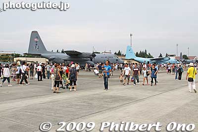 On the left side were mostly helicopters and cargo aircraft.
Keywords: tokyo fussa yokota united states usa air base force military japanese-american japan america friendship festival airplanes jets aircraft 