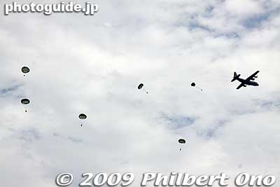 Some time later, the three C-130 planes dropped several men in parachutes.
Keywords: tokyo fussa yokota united states usa air base force military japanese-american japan america friendship festival airplanes jets aircraft 