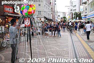 A float procession is ready to walk down Yu Road at 5 pm.
Keywords: tokyo hachioji matsuri festival floats 