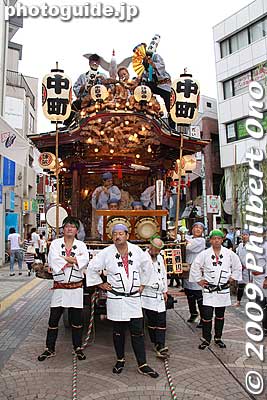There are 19 floats (dashi). Nine of them belong to the Shimo-chiku area of Hachiman Yakumo Shrine in the east part of the city. And ten of them are from the west part (Kami-chiku) under Taga Shrine.
Keywords: tokyo hachioji matsuri festival floats 