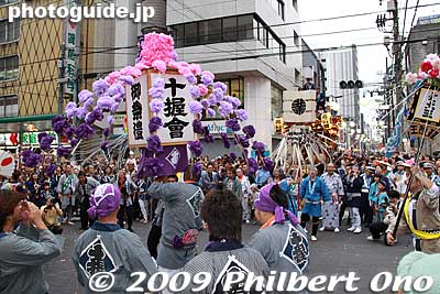 Then at 6 pm, they held a "buttsuke" meeting between a few floats which performed at an intersection. This was at the Yokoyama-tsuji intersection. ぶっつけ
Keywords: tokyo hachioji matsuri festival floats 