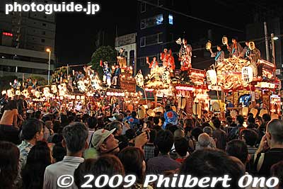 Back to the more crowded Shimo-chiku was a meeting of nine floats at 7:45 pm. They were together for 30 min. 山車年番送り　札の辻
Keywords: tokyo hachioji matsuri festival floats 