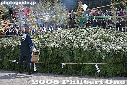 This festival is held on the second Sunday every March at the foot of Mt. Takao. It takes less than an hour from Shinjuku via the Keio Line. Train fare is only 370 yen. The pile of tree branches is supported by a wooden framework. A priest pours kerosene.
Keywords: tokyo hachioji mt. takao fire festival hiwatari matsuri