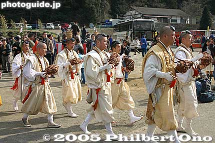 Yamabushi--mountain ascetic priests. They carried a conch-shell-like instrument.
Keywords: tokyo hachioji mt. takao fire festival hiwatari matsuri japanpriest