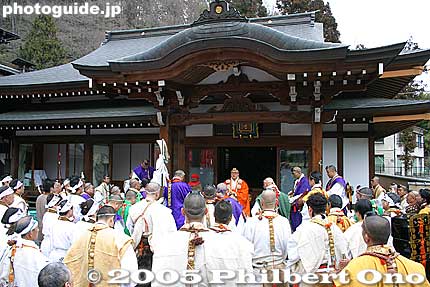 Back at the Yakuoin temple which belongs to the Shingon Sect of Buddhism. 薬王院
Keywords: tokyo hachioji mt. takao fire festival hiwatari matsuri priests