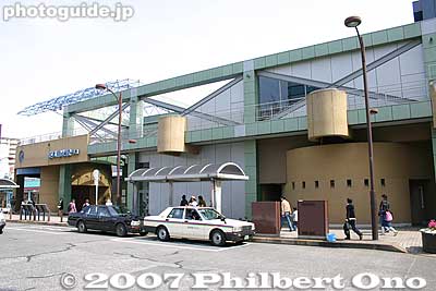 Higashikurume Station on the Seibu Ikebukuro Line. On the far left is the Fujimi Terrace lookout deck. 東久留米駅
Keywords: tokyo higashikurume train station seibu line