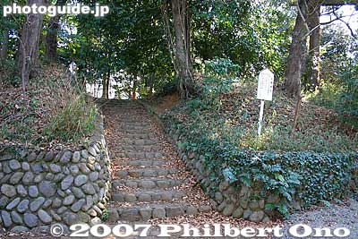 Steps to the top of the hill where Takahata Castle's Honmaru was.
Keywords: tokyo hino takahata fudoson temple castle 