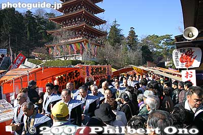 The setsubun bean-throwing starts with a memorial service, then a procession of the bean throwers and priests.
Keywords: tokyo hino takahata fudoson kongoji Buddhist temple shingon-shu sect