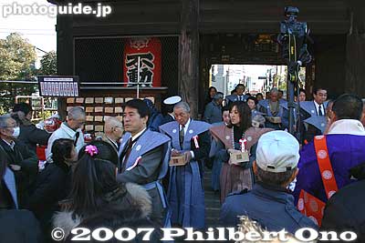 Priests in setsubun procession coming through Niomon Gate
Keywords: tokyo hino takahata fudoson kongoji Buddhist temple shingon-shu sect setsubun bean throwing priests