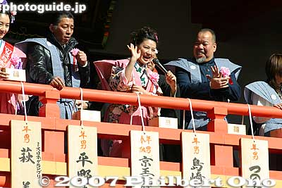 Bean throwers make speeches.
Keywords: tokyo hino takahata fudoson kongoji Buddhist temple shingon-shu sect setsubun bean throwing mamemaki kimono women