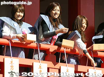 Bikini idols Yoshii Rei, Mitsuya Yoko, and Fukushita Megumi throw beans a second time.
Keywords: tokyo hino takahata fudoson kongoji Buddhist temple shingon-shu sect setsubun bean throwing mamemaki women
